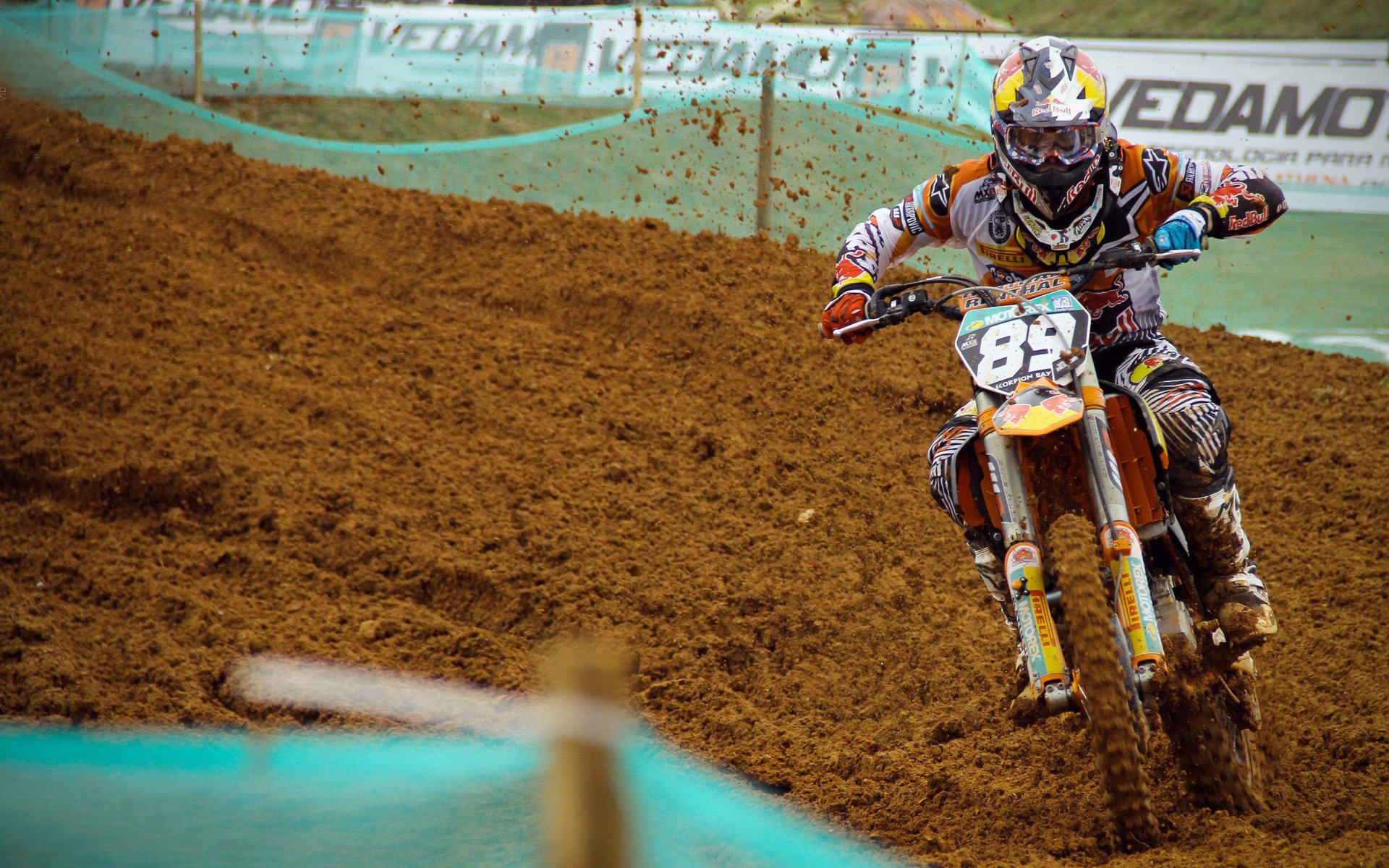 “热刺猛攻，阿仙奴坚守：香港赛场焦点对决”